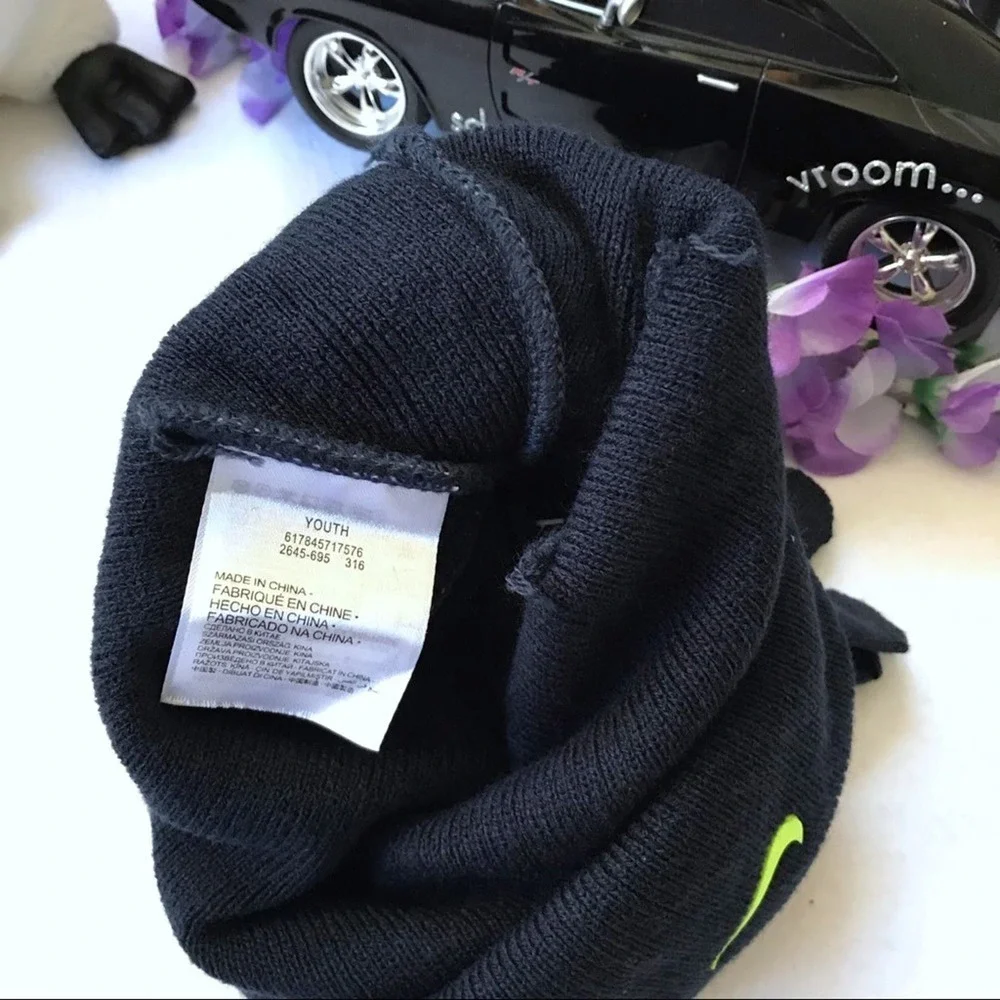 Nike NWOT Beanie with Gloves Set Youth OS (8/20)